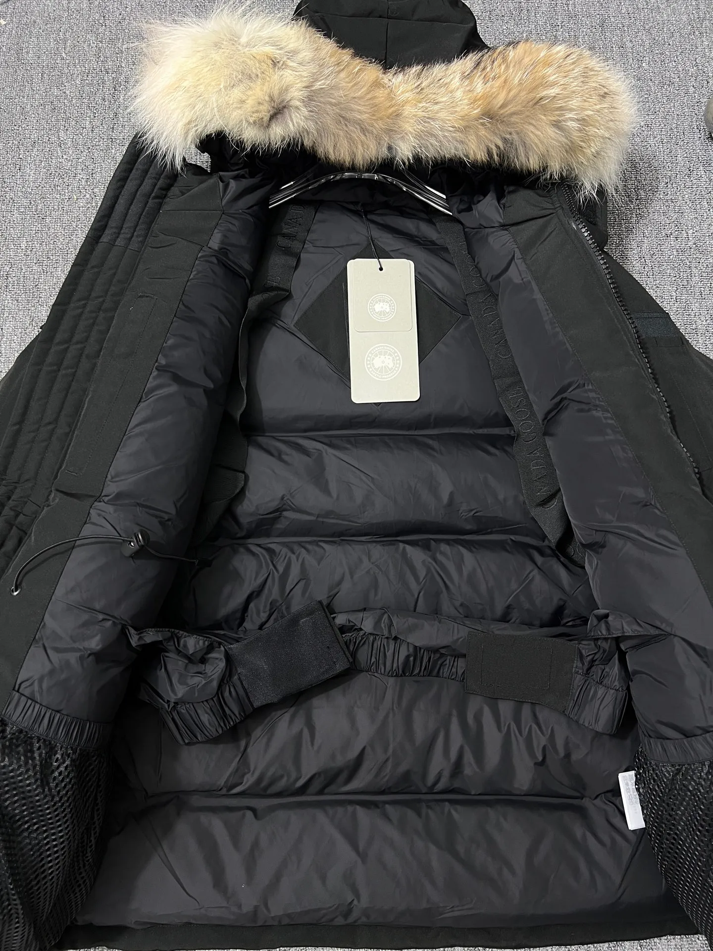 P780 🆕 Top original version, supports chip sensor with handbag 𝗖𝗮𝗻𝗮𝗱𝗮 𝗚𝗼𝘀𝗲 / 🇨🇦 Canada Goose 08 Down Jacket ⚠️ Partners who have been cooperating with us in the past few years know that no matter what is produced outside, our pure genuine trading company ships ❗️ After the test of time, we have received rave reviews. You can compare the market products with us. If you are not satisfied, you can return it at will. You are also welcome to come to ZG to see it and then come to my home to buy‼  1⃣️ The filling is 80% white duck down, with a weight of 500g. Regarding the down content, you can feel it with your hands. Good down has no embarrassment and can be called a walking duvet! 2⃣️ The fabric is made of Feather-Light 10D waterproof coating fabric, which is made of 84.5 polyester fiber and 15.5 cotton. The surface is treated with a special Teflon protective coating produced by DuPont to prevent wind and splash water, and makes the clothing anti-pollution and long-lasting new features! 3⃣️ One-piece seamless cuffs, 13cm official length, all seals are stamped, and all the inner liner is hemmed. The overcoat means sewing all the inner liner once. On the one hand, it is to prevent the velvet from running off, and on the other hand, it can keep the stiffness of the clothes! 4⃣️ Original Yoshida Kogyo Kabushikigaisha zipper, top-grade zinc alloy electroplated zipper with the highest specifications, using precise Japanese craftsmanship, raw materials and management methods. Each zipper can withstand 100,000+ openings and closings 5⃣️ The detachable fur collar is made of top-grade imported wolf fur, which is not comparable to the loose and soft raccoon fur and fake fur on the market. It is a natural Siberian coyote fur collar. The delicate and strong feel is the sense of life that comes from the erosion of wind and frost in nature. 6⃣️ Main logo double-thread 9-needle locking stranded embroidery, electronic digital automatic embroidery, maple leaves with sharp edges. Size: XS-XXL Color: black, off-white, graphite gray, sapphire blue Dark Blue Pink Azure Graphite Gray Black Label Shoulder Width Chest Sleeve Length Clothes Length Recommended Weight kg 67 87 80-90 2XL 58 136 69 89 90-105